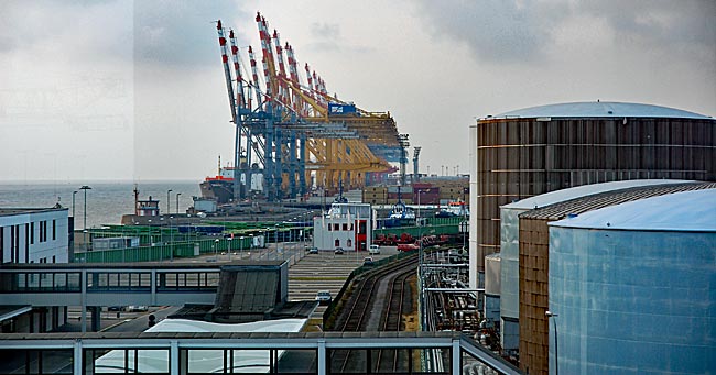 Bremerhaven - Blick aus dem Kreuzfahrt-Terminal auf die Container-Kaje - Bremen sehenswert