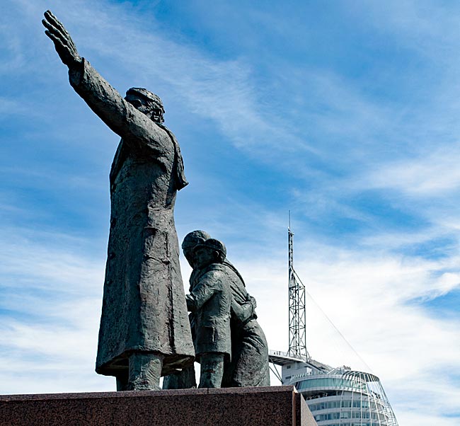 Bremerhaven - Auswandererdenkmal am Willy-Brandt-Platz beim Zoo am Meer - Bremen sehenswert