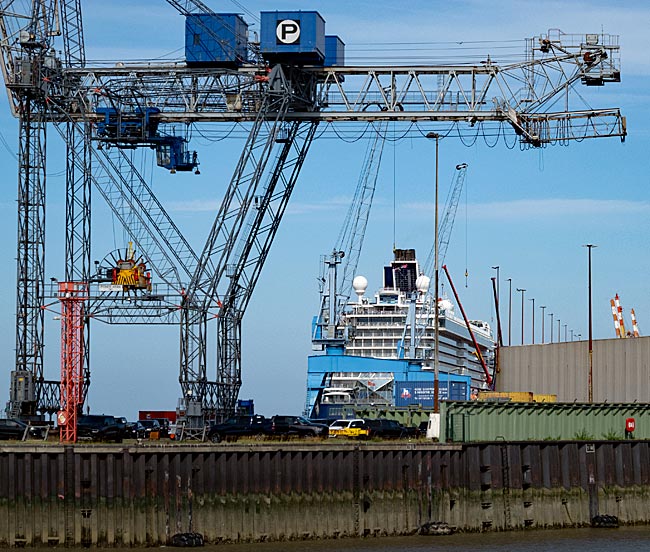 Bremerhaven - Kreuzfahrtschiff Mein Schiff 3 an der Columbuskaje - Bremen sehenswert