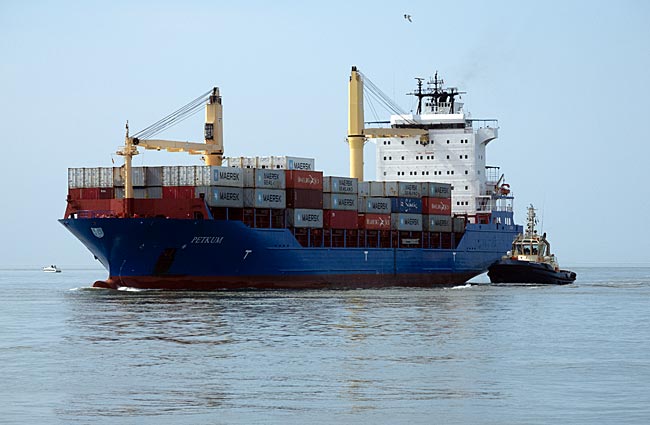 Der Containerfrachter Petkum auf der Weser in Bremerhaven - Bremen sehenswert
