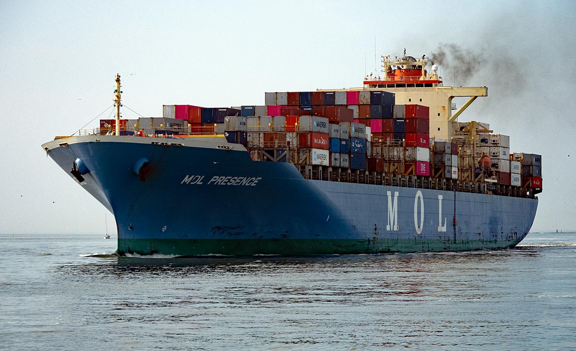 Containerschiff MOL Presence mit einer Tragkraft von 6.350 TEU, Länge 293 m, Tiefgang 14 m, Bj. 2008 - Bremen sehenswert