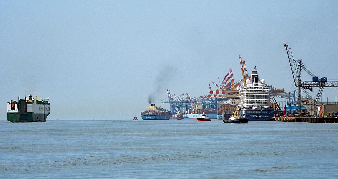 Schiffsverkehr auf der Weser in Bremerhaven - Bremen sehenswert