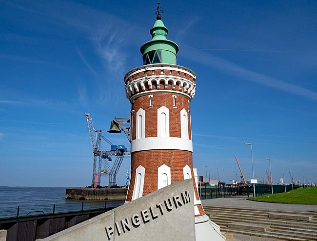 Bremerhaven - Pingelturm mit der Einfahrt zur Kaiserschleuse - Bremen sehenswert