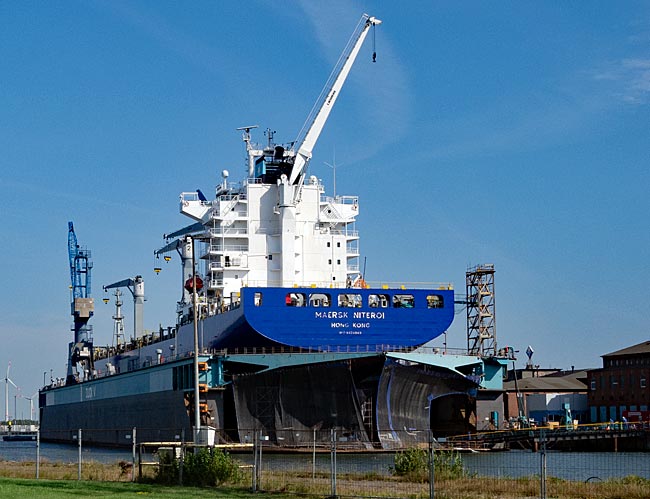 Bremerhaven - Frachter im Dock im Kaiserhafen Eins - Bremen sehenswert