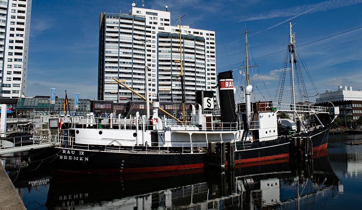 Schiffe im Alten Hafen, dem Museumshafen in Bremerhaven, Teil der Havenwelten - Bremen sehenswert