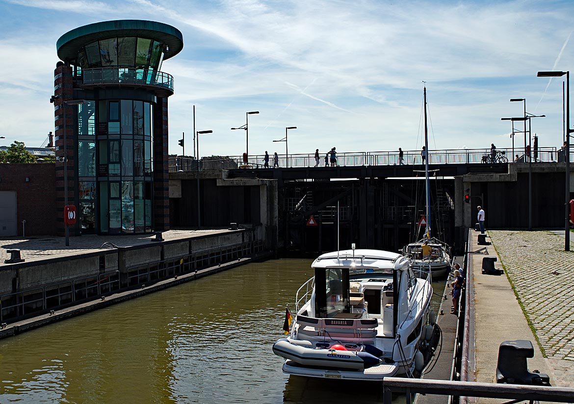 Bremerhaven - Schleuse zwischen Neuen Hafen und Außenweser