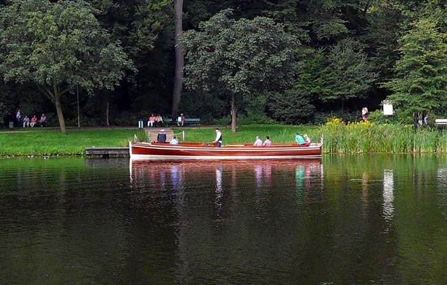 Ausflugsboot Marie im Bürgerpark - Bremen sehenswert