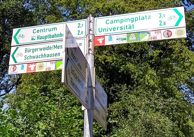 Wegweiser für Radfahrerinnen und Radfahrer im Bürgerpark - Bremen sehenswert