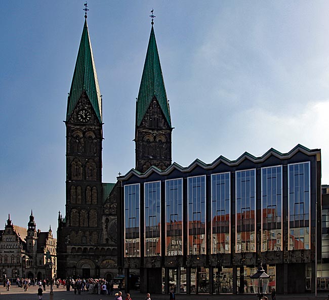 Bremen - Blick auf die Bürgerschaft mit dahinter liegendem Dom