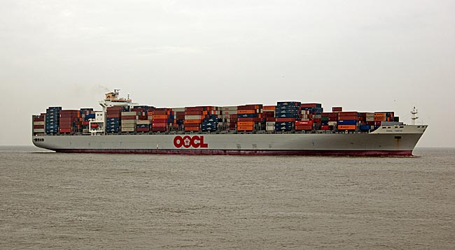Cuxhaven - ein Containerfrachter fährt vorbei