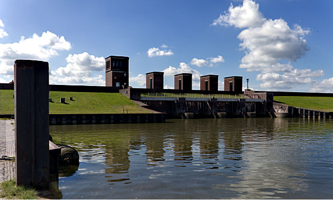 Dangast - Flutsteine am Hafen