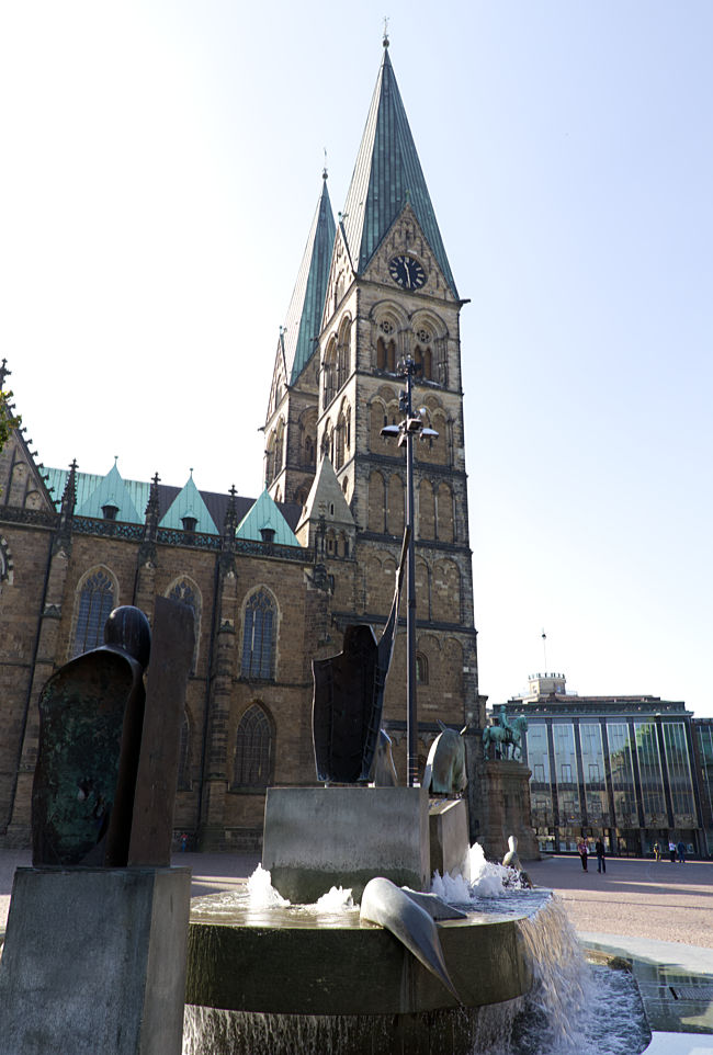Neptun-Brunnen mit Dom - Bremen sehenswert