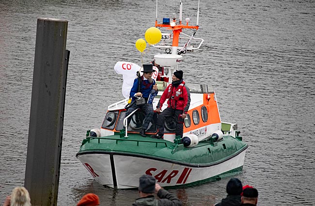 Eiswettprobe Eiswette am Punkendeich - der Schneider setzt mit einem Boot der DGzRS über die Weser - Reiseführer Bremen