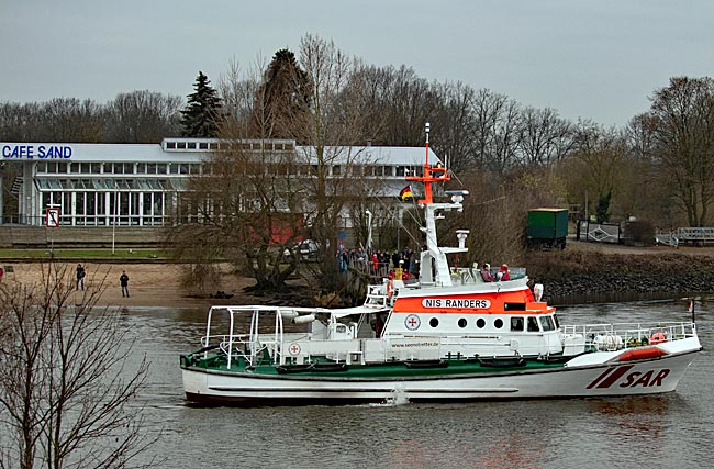 Eiswettprobe Eiswette am Punkendeich - der Seenotkreuzer Nis Randers kommt die weserabwärts gefahren - Bremen Reiseführer