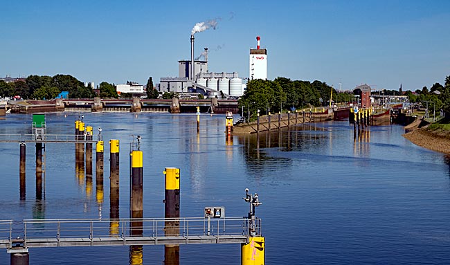 Blick von der Karl-Carstens-Brücke auf die Weser mit dem Weserwehr und der Doppelschleuse