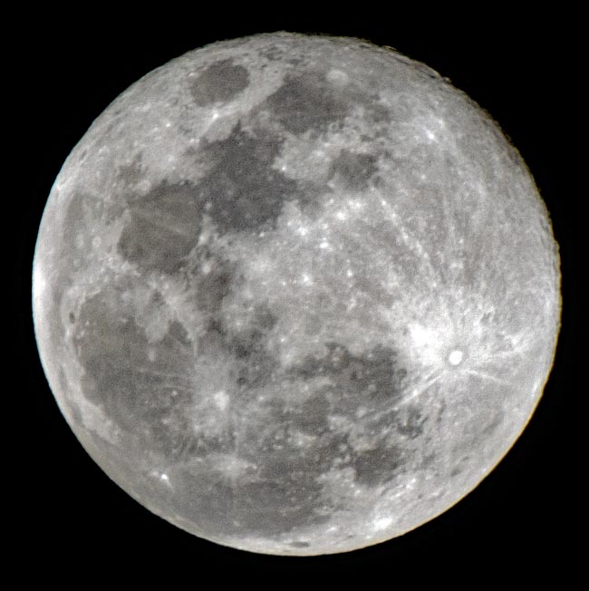 Vollmond am Himmel über Namibia