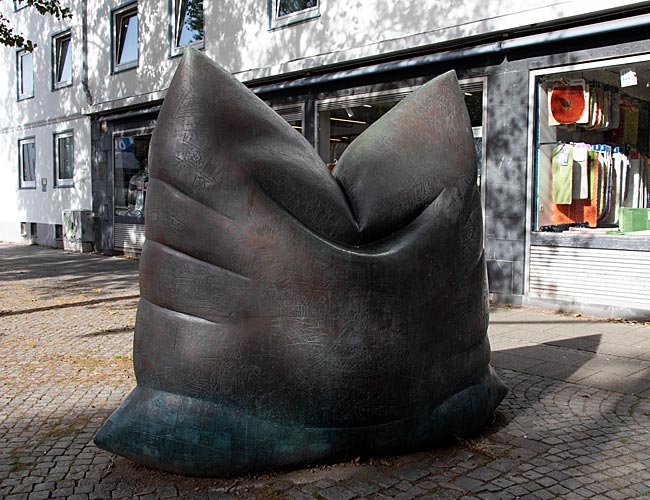 Bremen - Das Kissen, Kunst im öffentlichen Raum in der Hemmstraße in Findorff