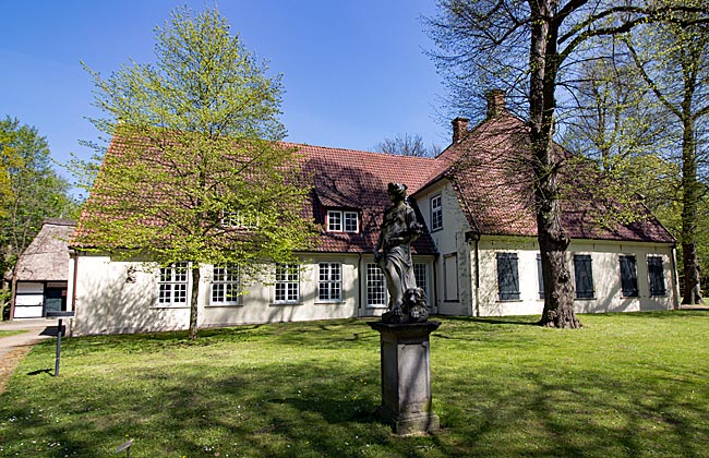 Focke-Museum - das alte Gutshaus von Gut Riensberg mit der Skulptur Terra - Bremen sehenswert