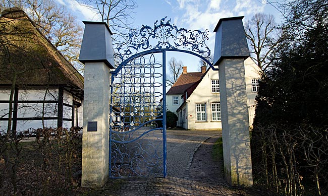 Focke-Museum - Blick durch das Franzosen-Tor auf den Eichenhof links und das Gutshaus rechts - Bremen sehenswert