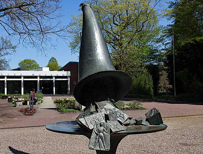 Focke-Museum - Bronzeskulptur „Füllhorn“ vor dem Haupthaus - Bremen sehenswert