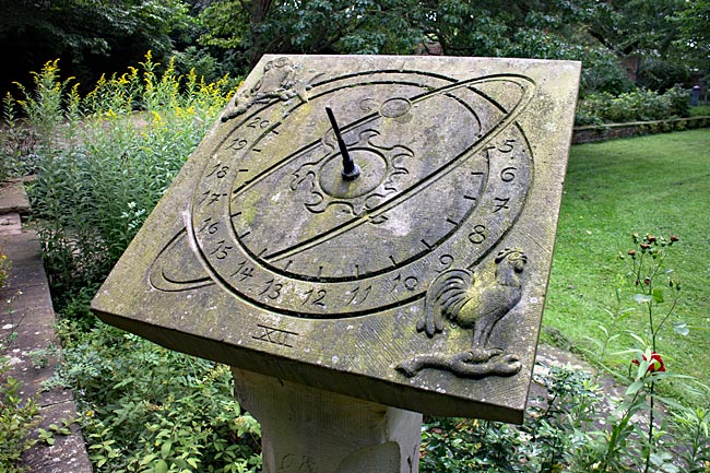 Sonnenuhr im Focke-Garten im Stephaniviertel - Bremen sehenswert