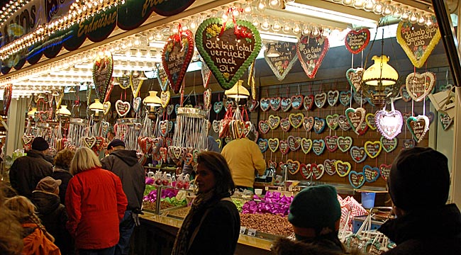 Stand mit gebrannten Mandeln und den beliebten Lebkuchenherzen mit Verzierungen - Bremen sehenswert