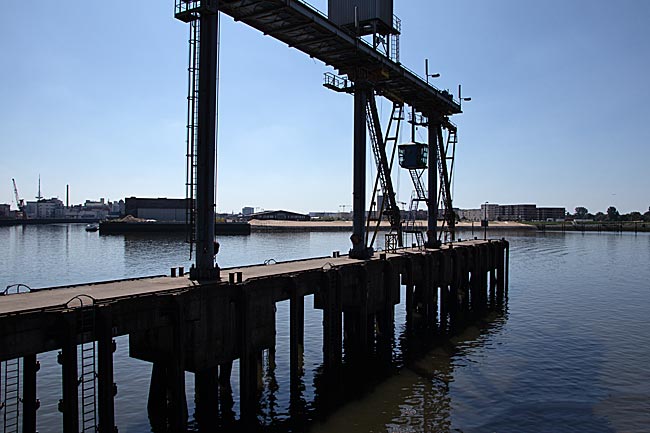 Bremen - Blick von der Getreideverkehrsanlage über das Wendebecken auf die Überseestadt