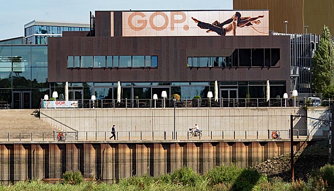 GOP Varieté-Theater neben der Stephanibrücke in der Überseestadt - Bremen sehenswert