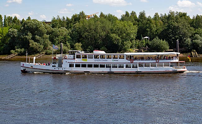 Das Ausflugsschiff Gräfin Emma fährt vorbei - Bremen sehenswert