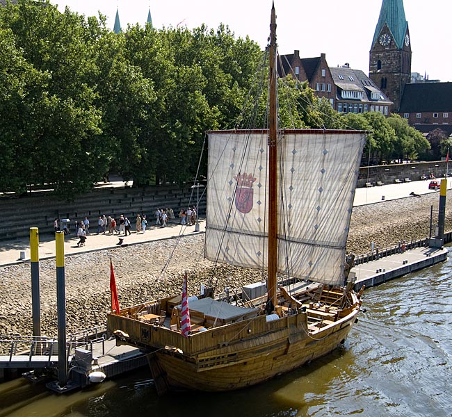 Blick auf den Nachbau der Hansekoggean der Schlachte in Bremen - Bremen sehenswert