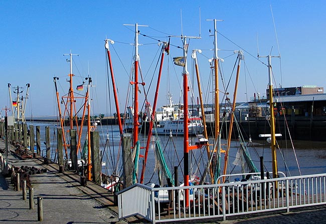 Harlesiel. Hafen mit Fähranleger und Terminal