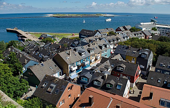 Helgoland - Blick von der Ober- auf die Unterstadt, im Hintergrund die Düne