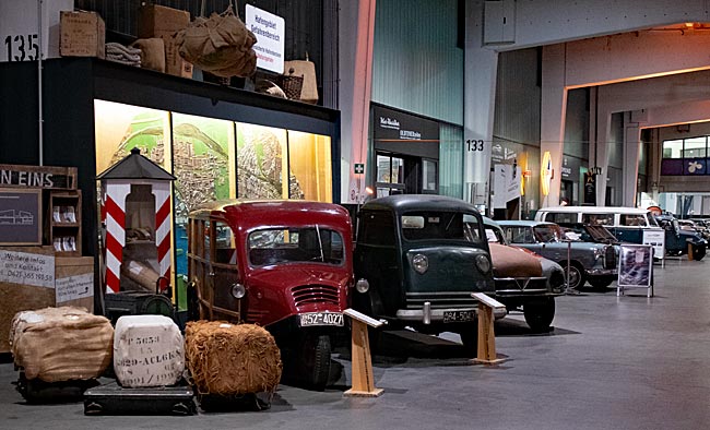 Goliath-Fahrzeuge von Borgward im Schuppen Eins in der Überseestadt - Bremen sehenswert