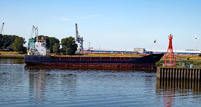 Frachtschiff bei der Überseestadt - Bremen sehenswert