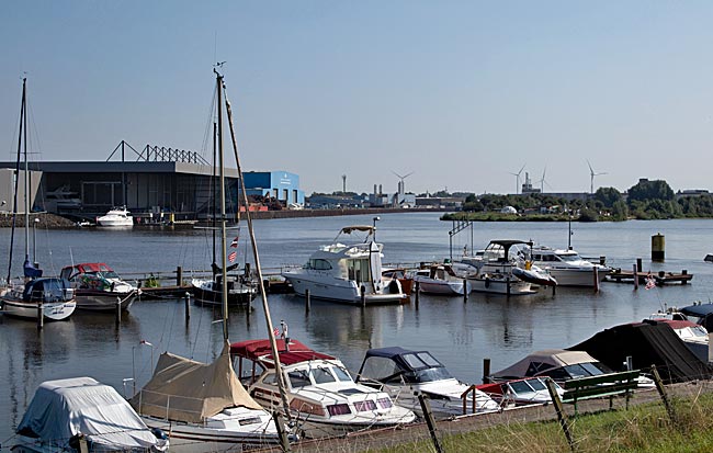 Blick auf den Hemelinger Hafen vom Deich in Habenhausen - Bremen sehenswert