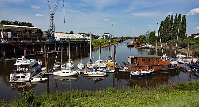 Hohentorshafen in Bremen mit Wasserliegeplätzen für Sportboote - Bremen sehenswert