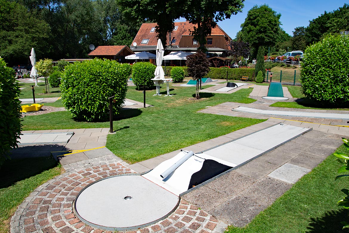 Restaurant Zum Platzhirsch mit Minigolfanlage am Hochschulring bzw. Kuhgrabenweg - Bremen sehenswert