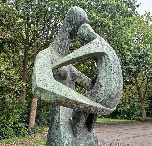 Bremen - Bronze statue of Seff Weidl (1915–1972) on Robert-Bunsen-Straße at the entrance to a green belt