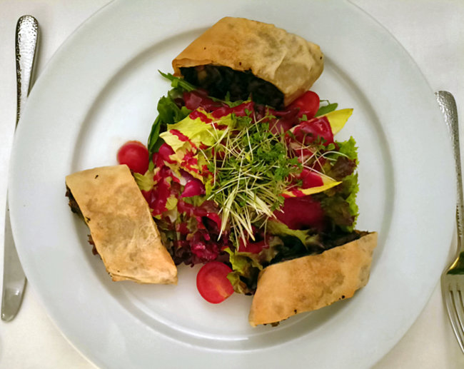 Spinatstrudel im Restaurant Jürgenshof in der Pauliner Marsch - Bremen sehenswert