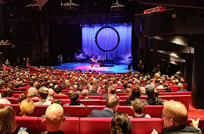 Waiting for the start in the Metropol Theater - Bremen sehenswert