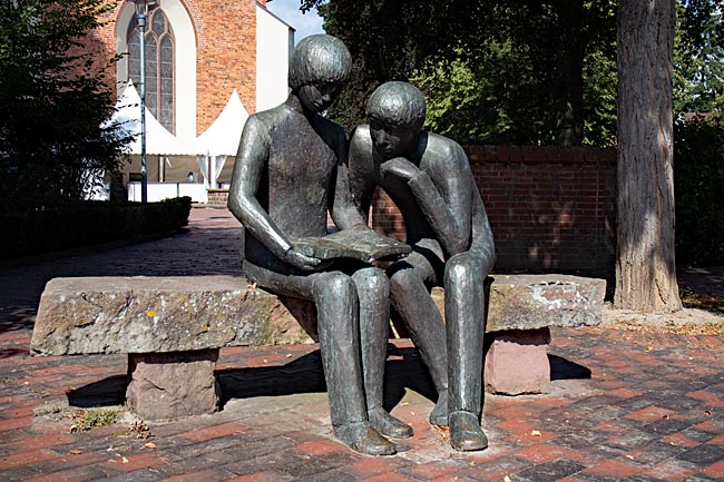 Lilienthal - Klosterkirche St. Maria - Skulptur Jan und Lili