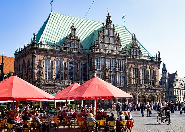 Bremer Marktplatz mit historischem Rathaus UNESCO-Weltkulturerbe und Gastronomie - Bremen sehenswert