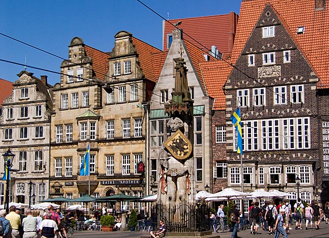 Blick über den Marktplatz in der Innenstadt mit dem Roland und den alten Bürgerhäusern im Hintergrund  - Bremen sehenswert