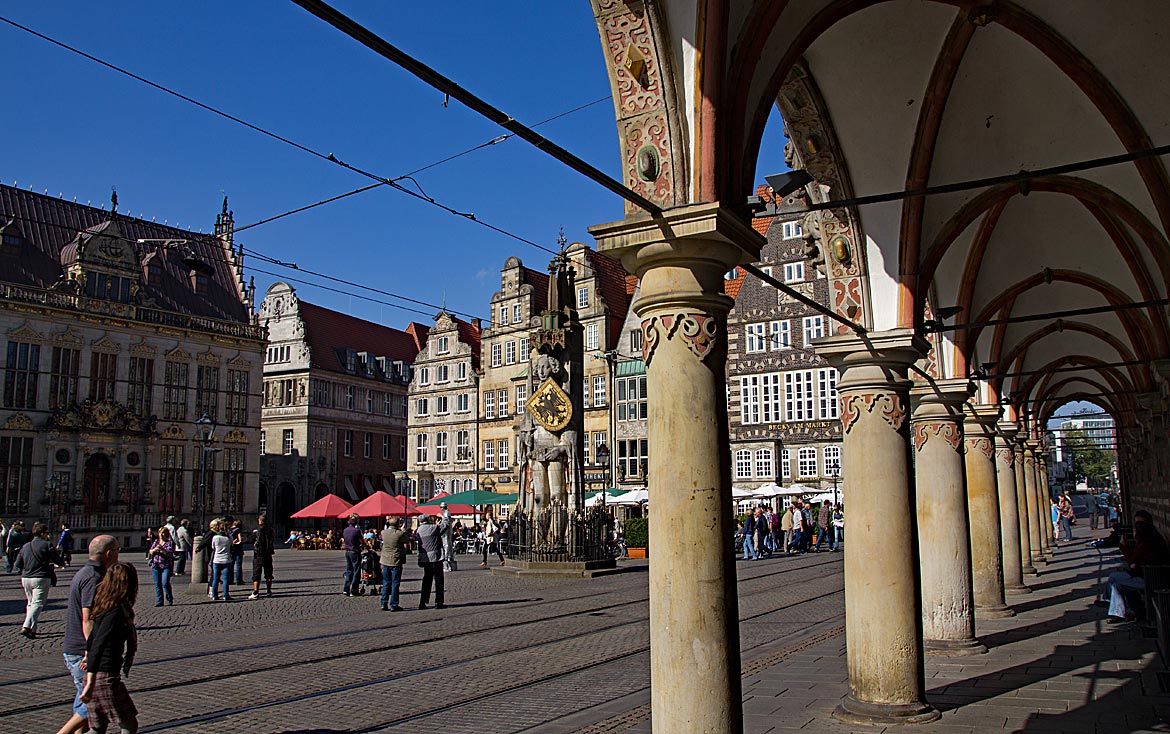 Blick über den Marktplatz mit dem Schütting, dem Bremer Roland, den Kaufmannshäusern und den Arkaden des historischen Rathauses - Bremen sehenswert
