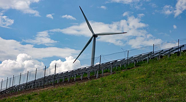 Stromerzeugung mit Photovoltaik und Windkraft auf der Deponie in Bremen