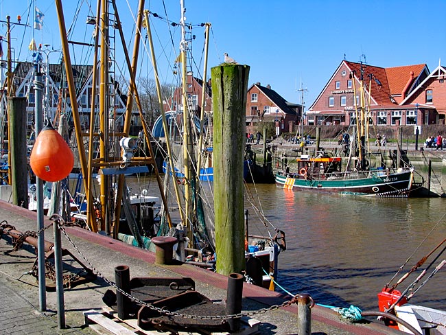 Hafen von Neuharlingersiel an der ostfriesischen Nordseeküste