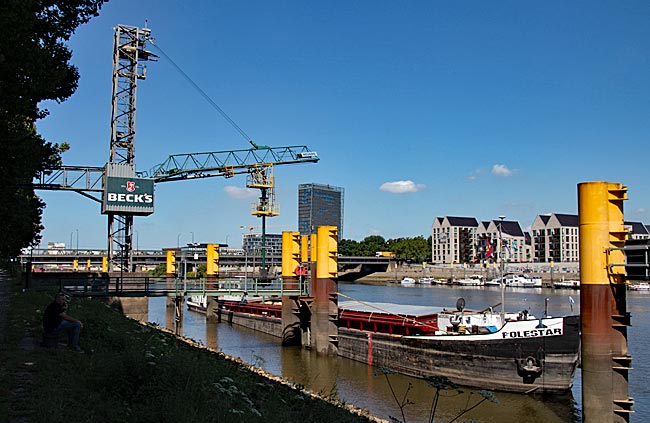 An der Malzannahme-Anlage wird ein Schiff entladen - Bremen sehenswert