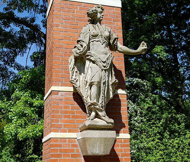 Statue der Justitia im Justitiapark in der Neustadt - Bremen sehenswert