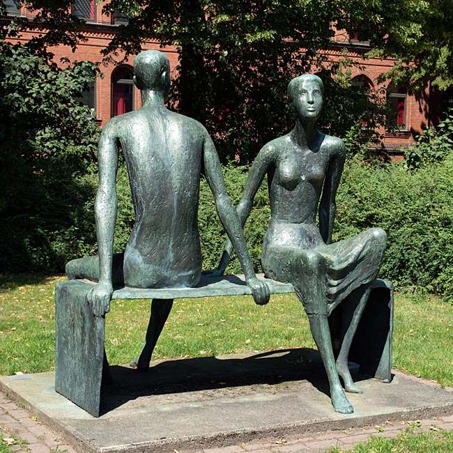 Skulptur Sitzendes Paar von Alice-Peters-Jonescu in den Neustadtwallanlagen nahe dem Leipnitzplatz - Bremen sehenswert