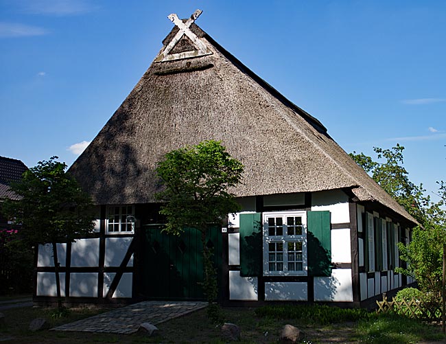 reetgedecktes Haus Schumacher an der Oberneulander Landstraße Nr. 93. Das um 1780 gebaute Fachwerkhaus steht unter Denkmalschutz